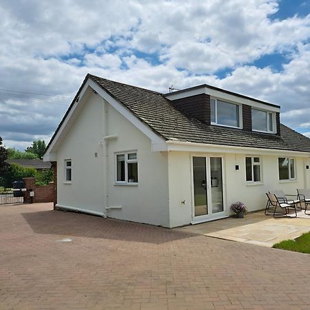 Beautiful 5 Bedroom Bungalow, Sleeps 7, In คาล์น ภายนอก รูปภาพ