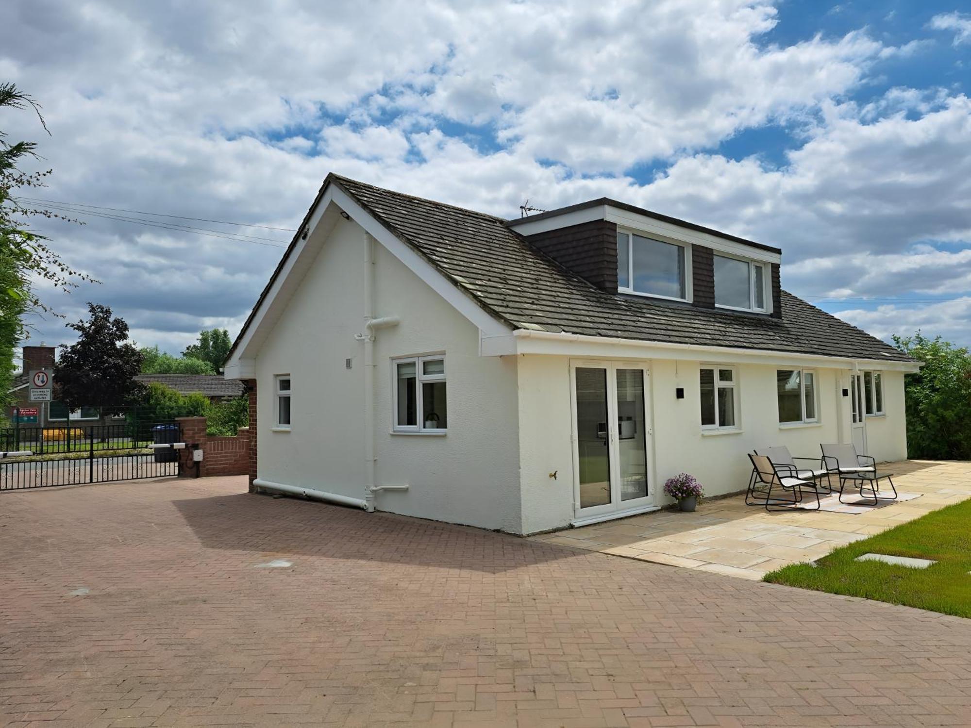 Beautiful 5 Bedroom Bungalow, Sleeps 7, In คาล์น ภายนอก รูปภาพ